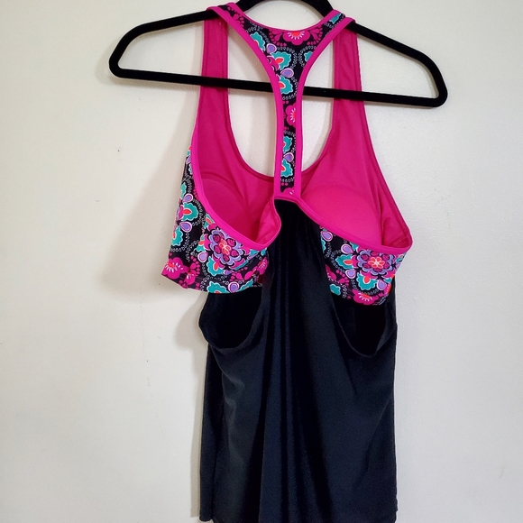 sports top with bra *new - Picture 2 of 3